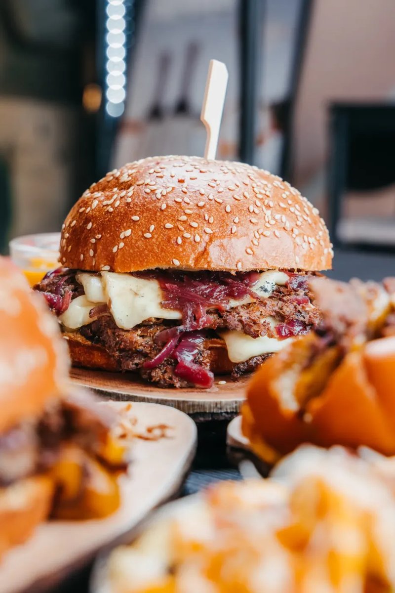 👑 Onion relish smash + pommes/salata